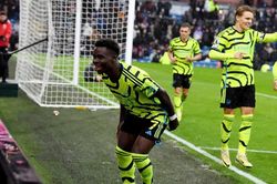 Saka tiếp tục thăng hoa, Arsenal 'tiễn' Burnley trở lại Championship gần thêm một đoạn