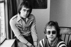 'Your Song' của Bernie Taupin và Elton John: Cảm xúc trinh nguyên của tình yêu
