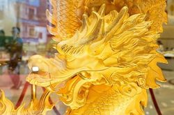 Ngắm tượng rồng dát vàng 9999 chờ khách 'chốt đơn' vía Thần Tài