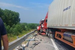 Ba ô tô tông nhau trên cao tốc Cam Lộ - La Sơn, 2 người tử vong