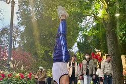 Cụ ông 84 tuổi 'trồng cây chuối' bên bờ Hồ khiến thanh niên trầm trồ