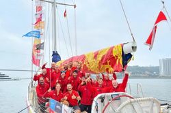 Những đội đua thuyền buồm Clipper Race đầu tiên cập cảng Hạ Long