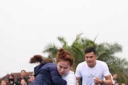 Khán giả cổ vũ hết mình cho những nữ vật thủ so tài trên sới vật