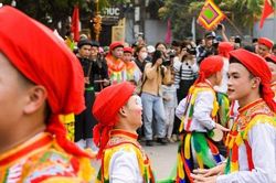 Về làng Triều Khúc xem 'con đĩ đánh bồng'