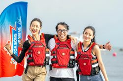Hoa hậu Bảo Ngọc, Á hậu Bùi Khánh Linh phấn khích chơi motor nước cùng nhà báo Trương Anh Ngọc