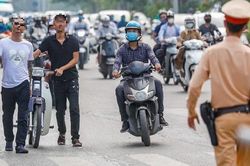 Lái xe sử dụng rượu bia, dắt xe máy qua chốt kiểm tra nồng độ cồn có bị phạt?