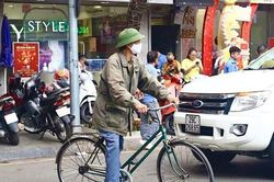 Cụ ông gần 80 tuổi đạp xe hơn 10 km đi mua vàng vía Thần tài