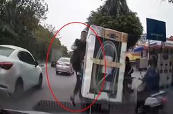 Công an làm việc với tài xế ô tô 'tung cước' đạp ngã người đi xe máy ở Hà Nội