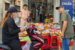Nhộn nhịp thị trường đồ cúng ngày vía Thần Tài