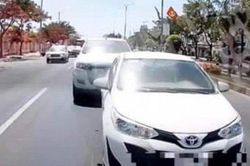 Clip: Nữ tài xế lái xe bán tải chạy 'mất kiểm soát' gây họa cho 2 ô tô