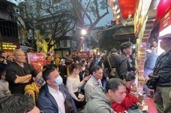 Cửa hàng vàng đông nghịt khách, nhiều người xếp hàng từ 3 giờ sáng chờ mua vàng
