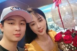 Mẹ đơn thân U50 yêu trai trẻ kém 22 tuổi, phản ứng của gia đình nhà trai gây bất ngờ