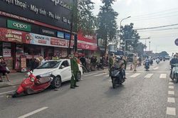 Taxi đâm liên hoàn nhiều xe máy, 5 người đi cấp cứu