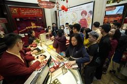 Giá vàng giảm trong ngày vía Thần tài nhưng nhiều cửa hàng vẫn vắng khách