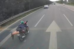 Lái xe máy 'diễn xiếc' trên Đại lộ Thăng Long bị triệu tập