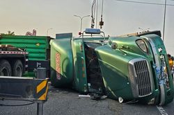Quảng Nam: Xe container lật chắn ngang Quốc lộ 1A