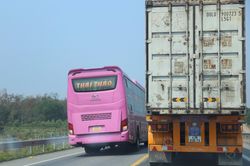 Nhiều lái xe bất chấp nguy hiểm 'vượt ẩu' trên cao tốc Cam Lộ - La Sơn
