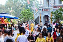 Người dân đổ về đền Bà Chúa Kho hành lễ 'vay tiền' đầu năm