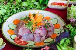 Thích ăn món tái, sống, người đàn ông bị sán chi chít