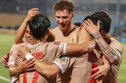 Những góc quay không có trên truyền hình về HLV Kiatisak và CAHN