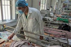 Cần Thơ: Nhiều chuyên khoa phối hợp cấp cứu bệnh nhân tự đâm kéo vào cổ