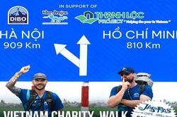 Hai người nước ngoài kết thúc hành trình đi bộ 2.000km gây quỹ cho trẻ em Việt Nam