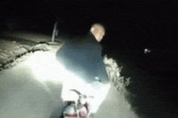 Clip: Lái xe đạp điện hổ báo giữa đêm, bị dạy cho bài học nhớ đời