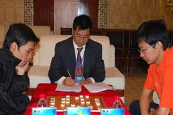 Kỳ thủ Việt Nam làm nên lịch sử khi giành huy chương ở Pháp, chơi cờ qua mạng khiến báo Trung Quốc khen ngợi