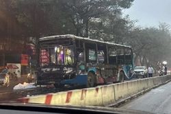 Hà Nội: Xe buýt cháy trơ khung trên đường Nguyễn Khoái, hành khách kịp thoát