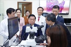 Trưởng ban Tuyên giáo Trung ương thăm, chúc mừng một số cơ sở y tế
