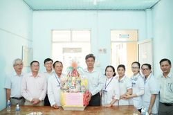 Tỉnh Bình Thuận thăm, chúc mừng các cơ sở y tế nhân Ngày thầy thuốc