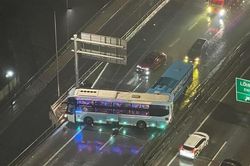 Hà Nội: Phanh gấp dưới đường trơn, xe khách xoay ngang trên đường Vành đai 3