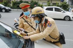 Nhiều lái xe lo lắng khi quy định này được ban hành, vừa bị thu hồi giấy tờ quan trọng vừa bị mất tiền