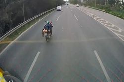 Tạm giữ tài xế 'nằm yên xe máy, lao trên Đại lộ Thăng Long'