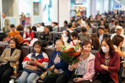 Khách đi máy bay tăng mạnh bất chấp giá vé cao ngất ngưởng
