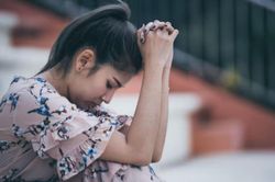 Thấy tôi khóc trong phòng ngủ, chồng lo lắng sợ hãi tới trắng bệch cả mặt