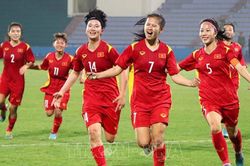 Thi đấu dưới mưa tuyết, đàn em Huỳnh Như ghi bàn vào lưới Uzbekistan, suýt thắng 2-1 khiến CĐV Đông Nam Á khen ngợi