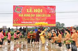 Lễ hội Vua Hùng dạy dân cấy lúa