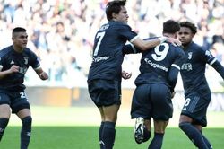 Vlahovic lập cú đúp, Juventus thắng chật vật ở Serie A