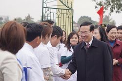 Chủ tịch nước thăm, chúc mừng các y, bác sĩ tại Hà Nam