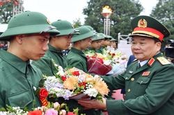 Thứ trưởng Bộ Quốc phòng Hoàng Xuân Chiến động viên các tân binh tại Hưng Yên