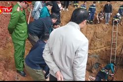 Sập giếng ở Ba Vì - Hà Nội, 2 người bị vùi lấp