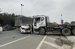 Hiện trường vụ tai nạn liên hoàn khiến Đại lộ Thăng Long ùn tắc