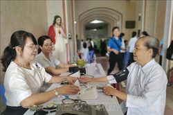 Thăm, khám sức khỏe cho người cao tuổi