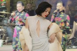 Lệ Quyên gây tranh cãi với trang phục đi hát như đồ bộ, dân tình lắc đầu ngao ngán