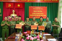 Trao thưởng các đơn vị truy bắt nhanh 2 tên cướp