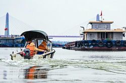CSGT phối hợp tuần tra, xử lý vi phạm trên sông Hồng
