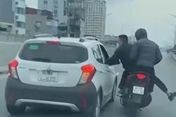 Công an Hà Nội làm việc với 2 người đàn ông tạt đầu ô tô trên đường vành đai 2 trên cao