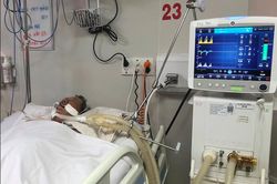 Vợ chống nạng, thất thần khi chồng mê man chưa biết ngày tỉnh lại