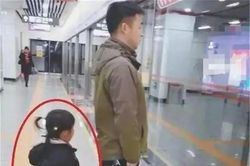 Bức ảnh 'giàu có' ở tàu điện ngầm gây sốt mạng xã hội
